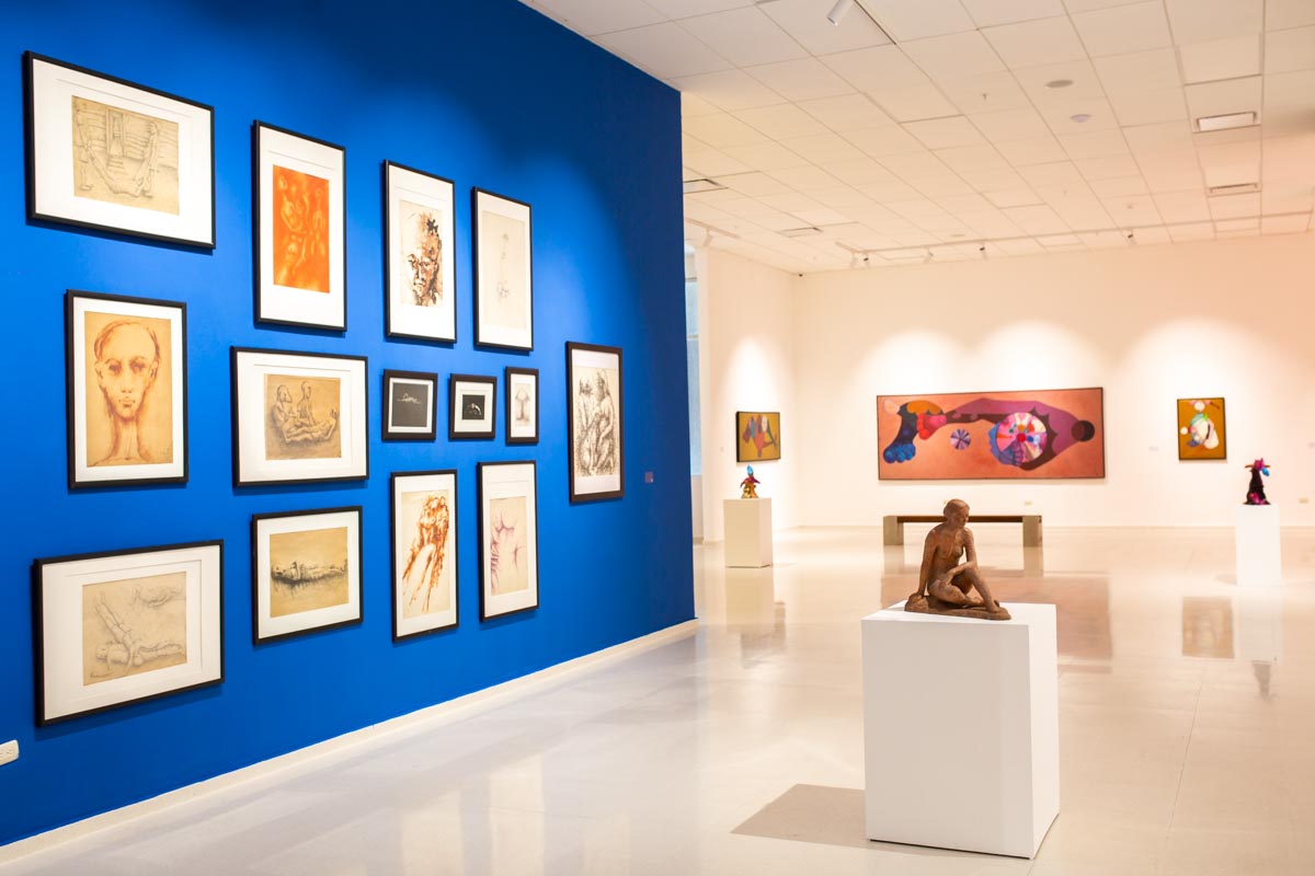 Museo de Arte Moderno with paintings and sculptures.