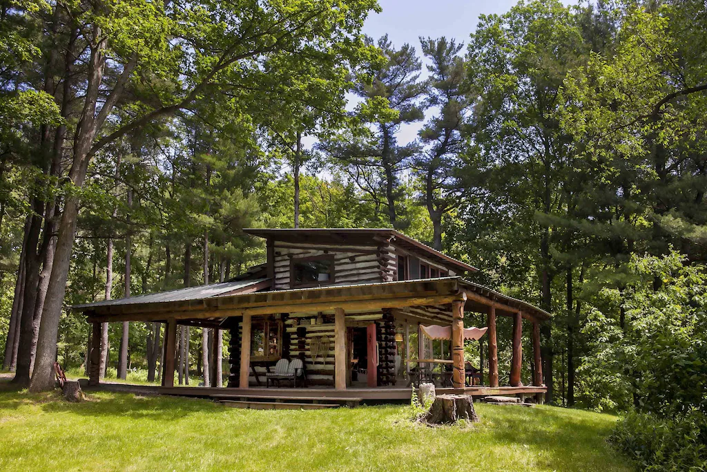 A cabin rental in Upstate New York surrounded by trees.