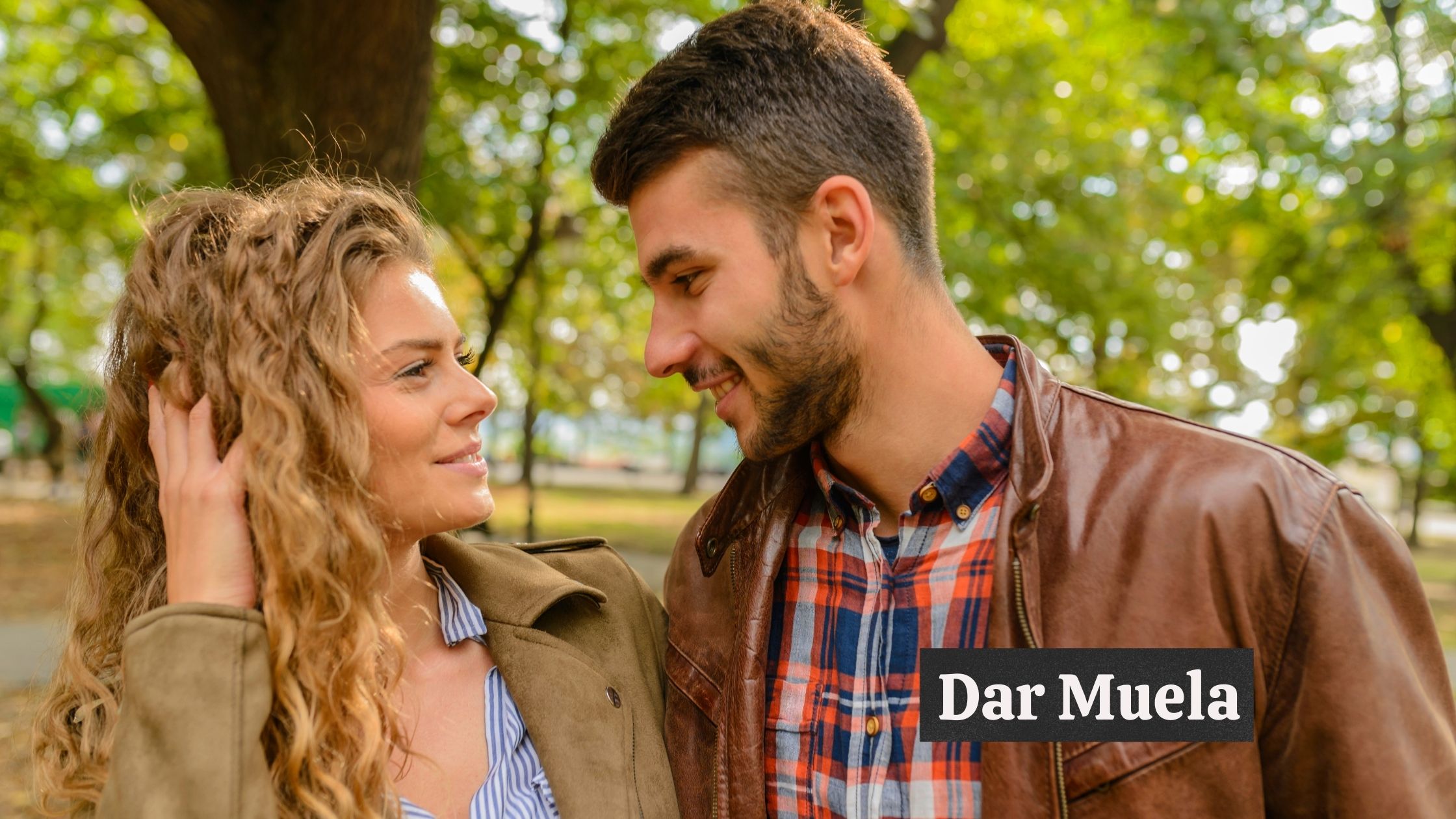 A man and woman at a park; "Dar Muela" text in image.