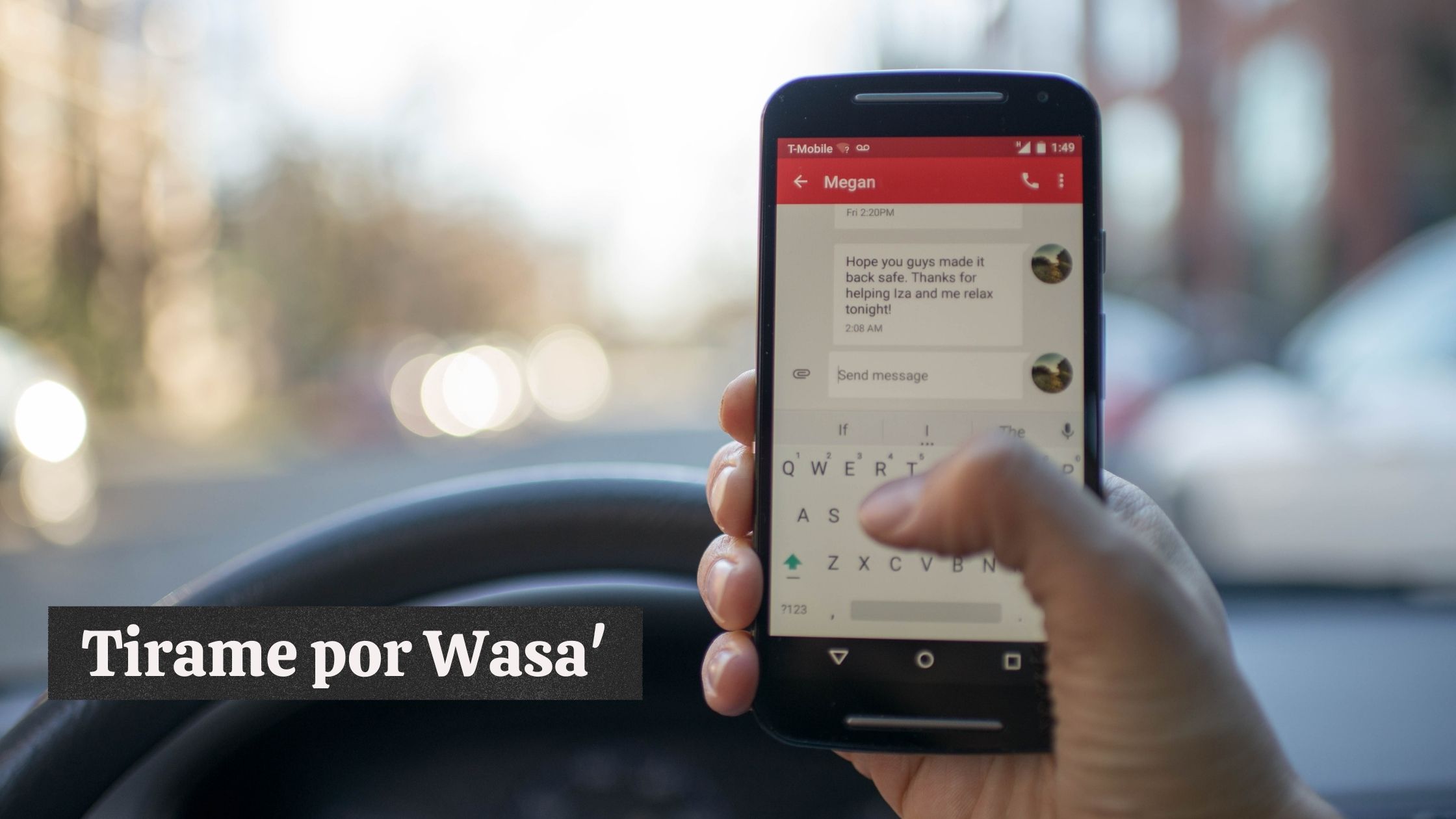 A hand behind a car's sterring wheel holding a cellphone that shows a screen of a conversation; "Tirame por Wasa'" text in image.