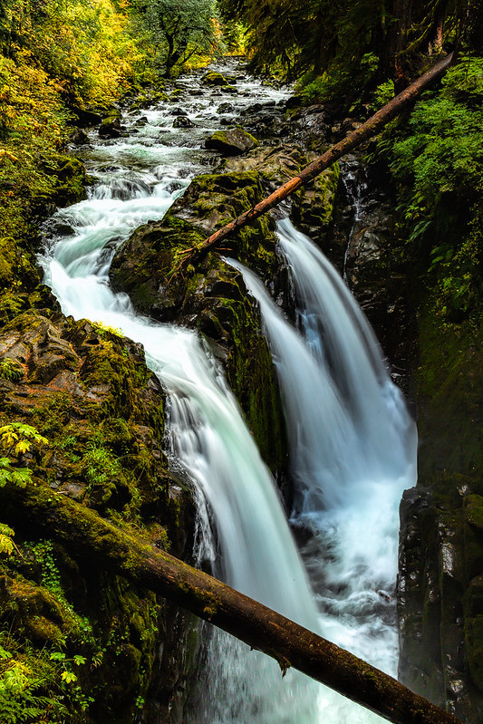 Waterfalls between rocks.