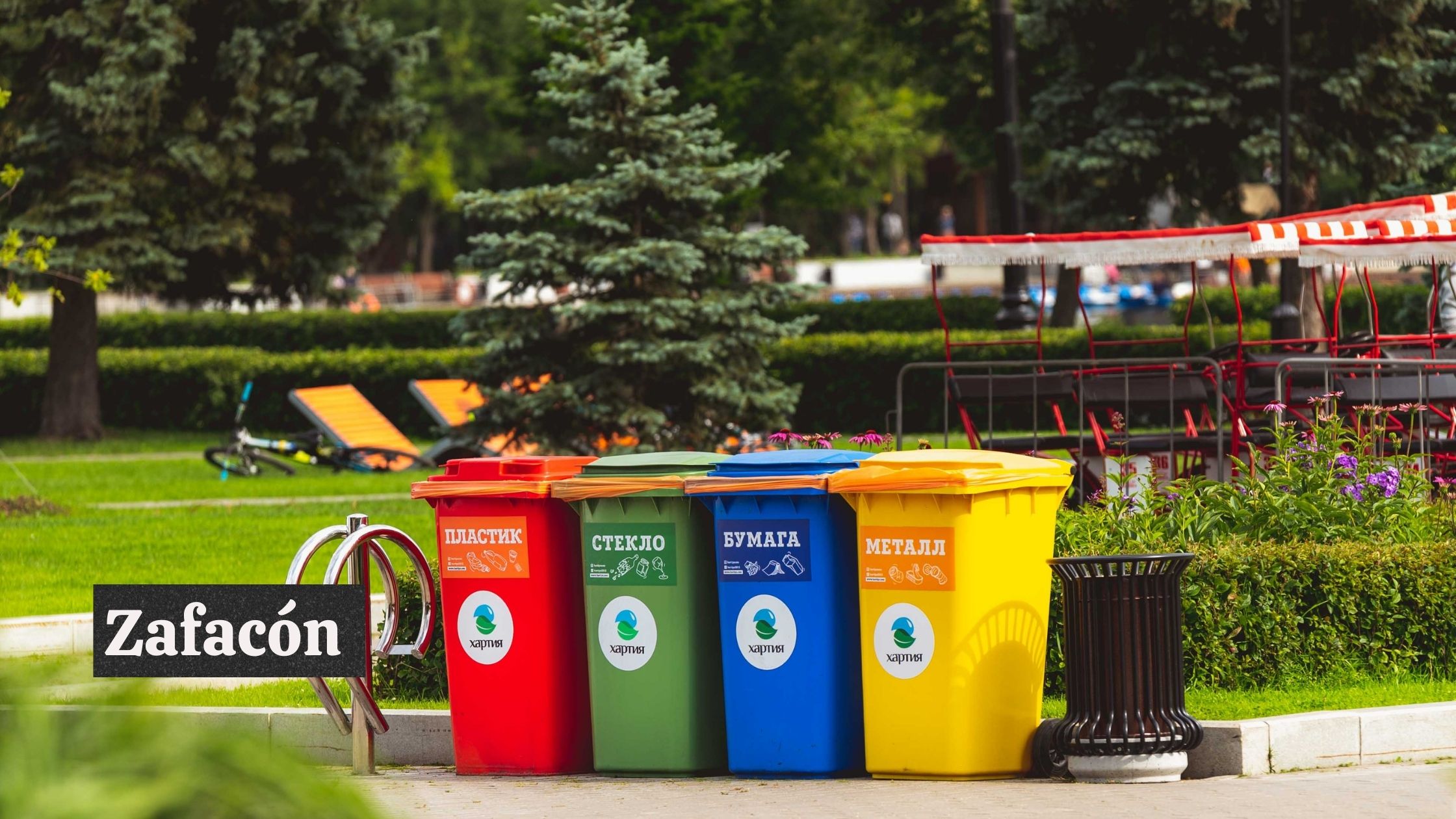 Different colored trash cans at a park; "Zafacon" text in image.
