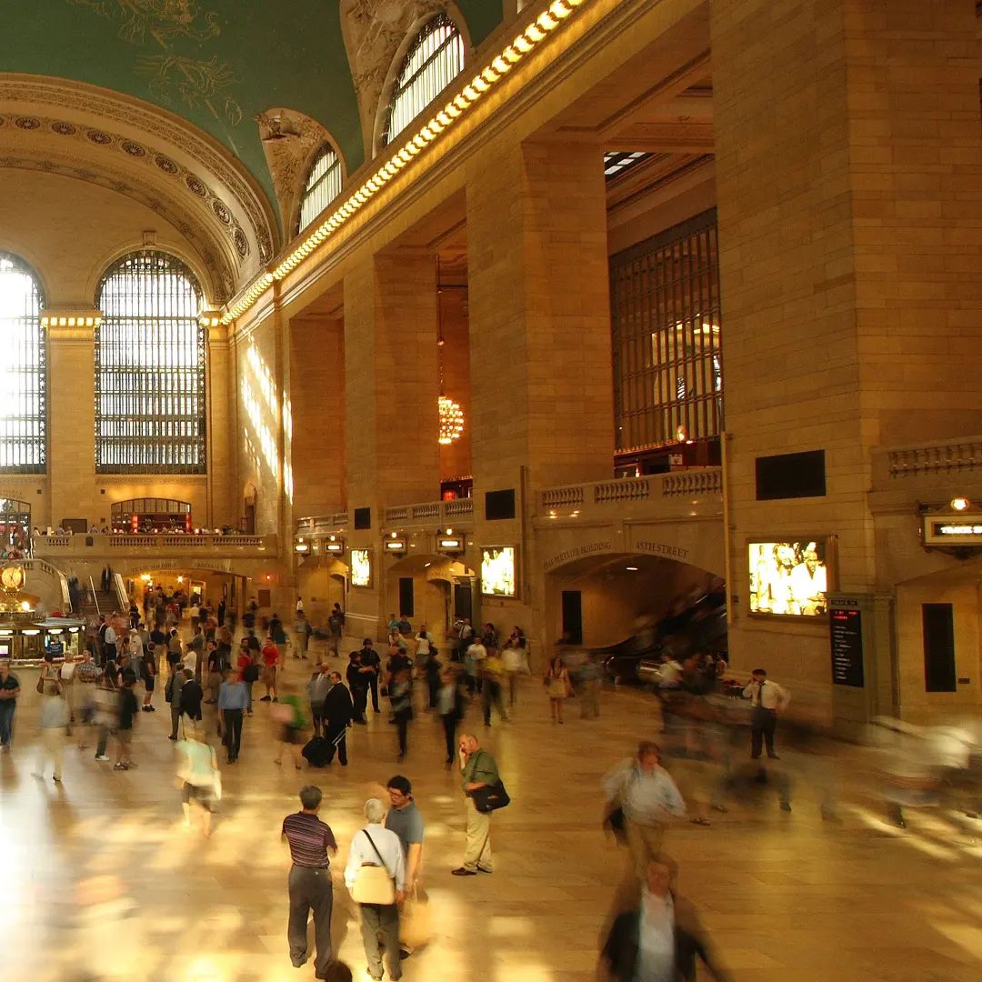 Interior of the Grand Central Station full with people.
