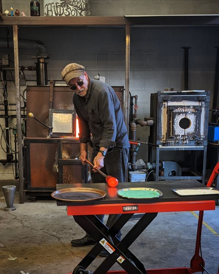 Man making glass ítems in the Museum.