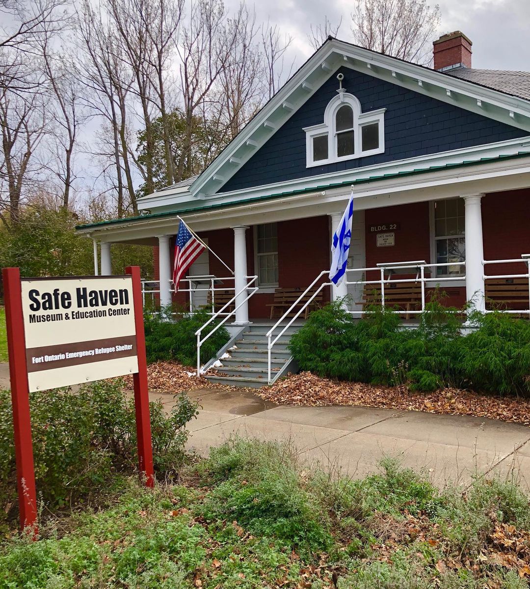 Fron of the Museum surrounded with lot of green area. American and Jewish flan in front at the porch.