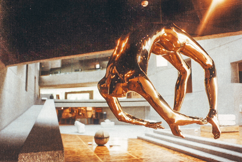 A human-shaped figure artwork doing gymnastics at Rufino Tamayo Museum.