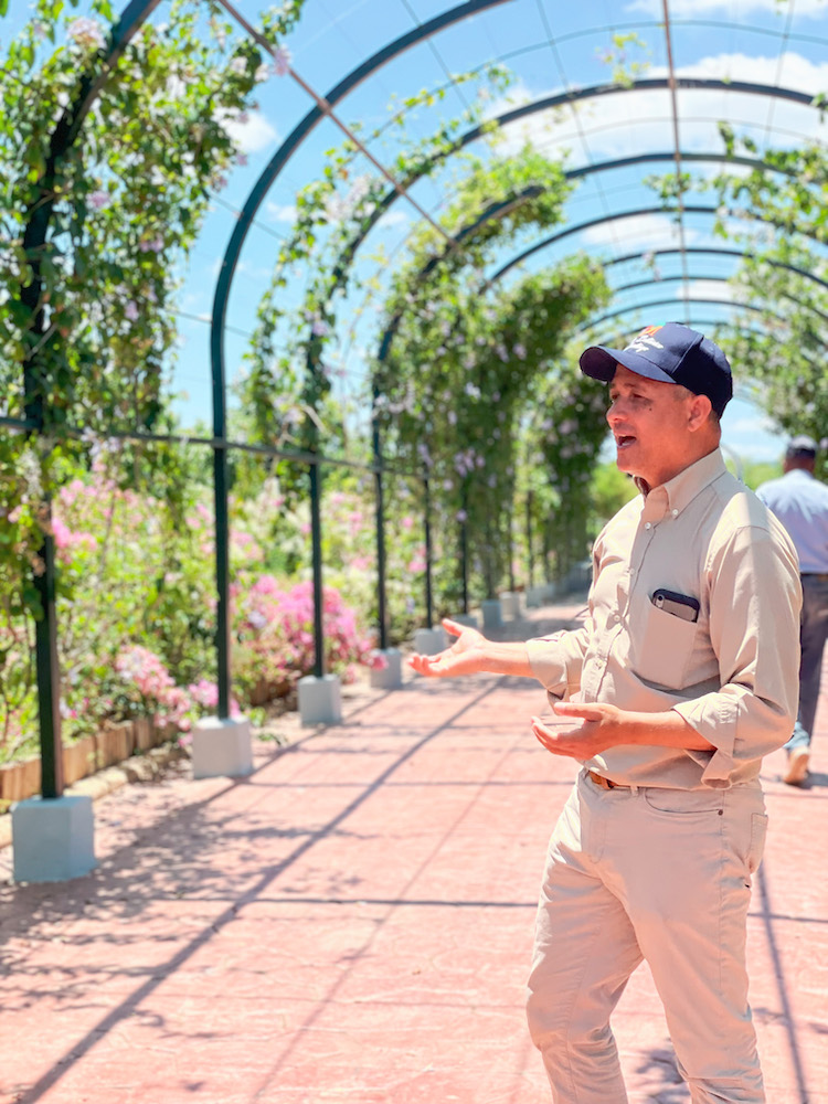 A tour guide at Jardín Botánico de Santiago.