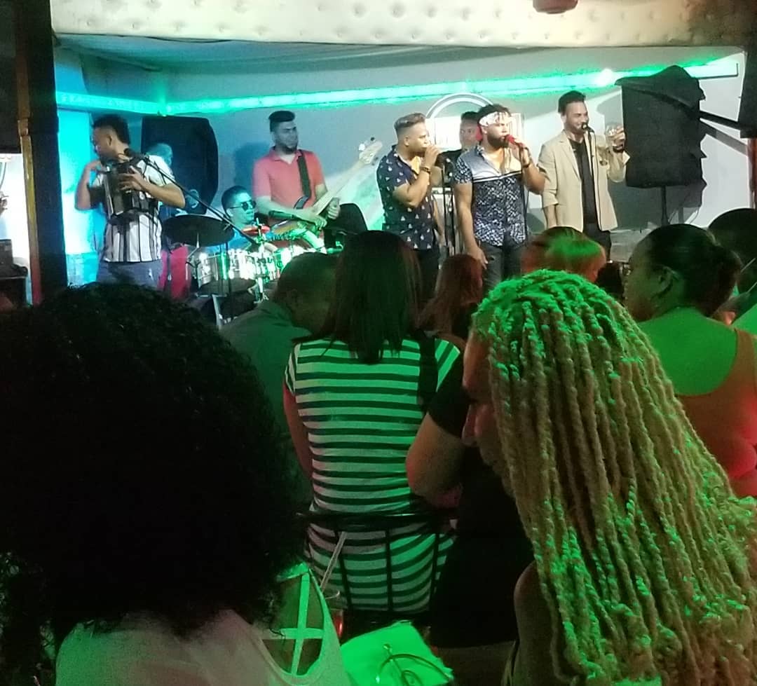 People watching a performance at Barajando Bar.