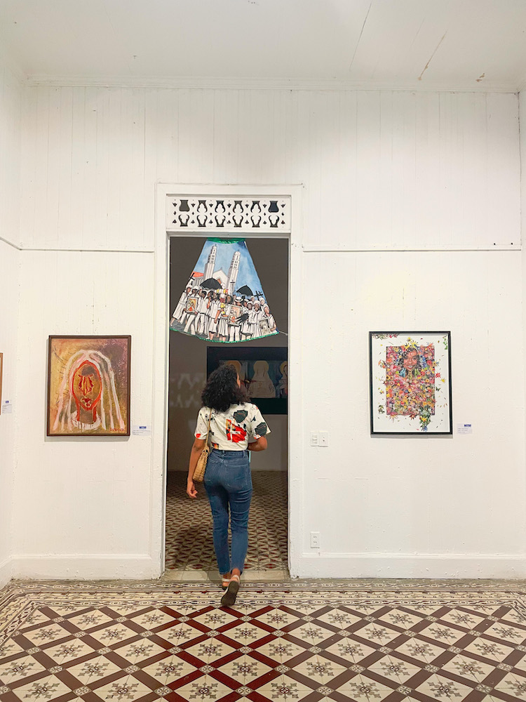A woman entering Casa de Arte.