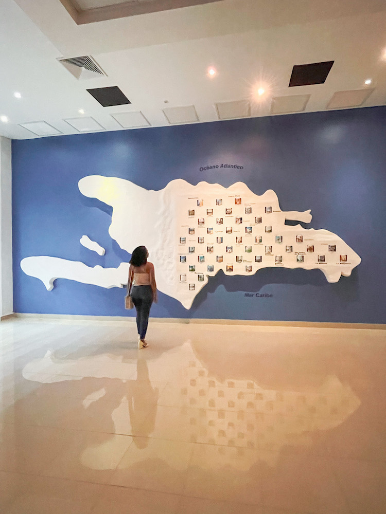 A woman looking at an installation at Centro de Convenciones UTESA.