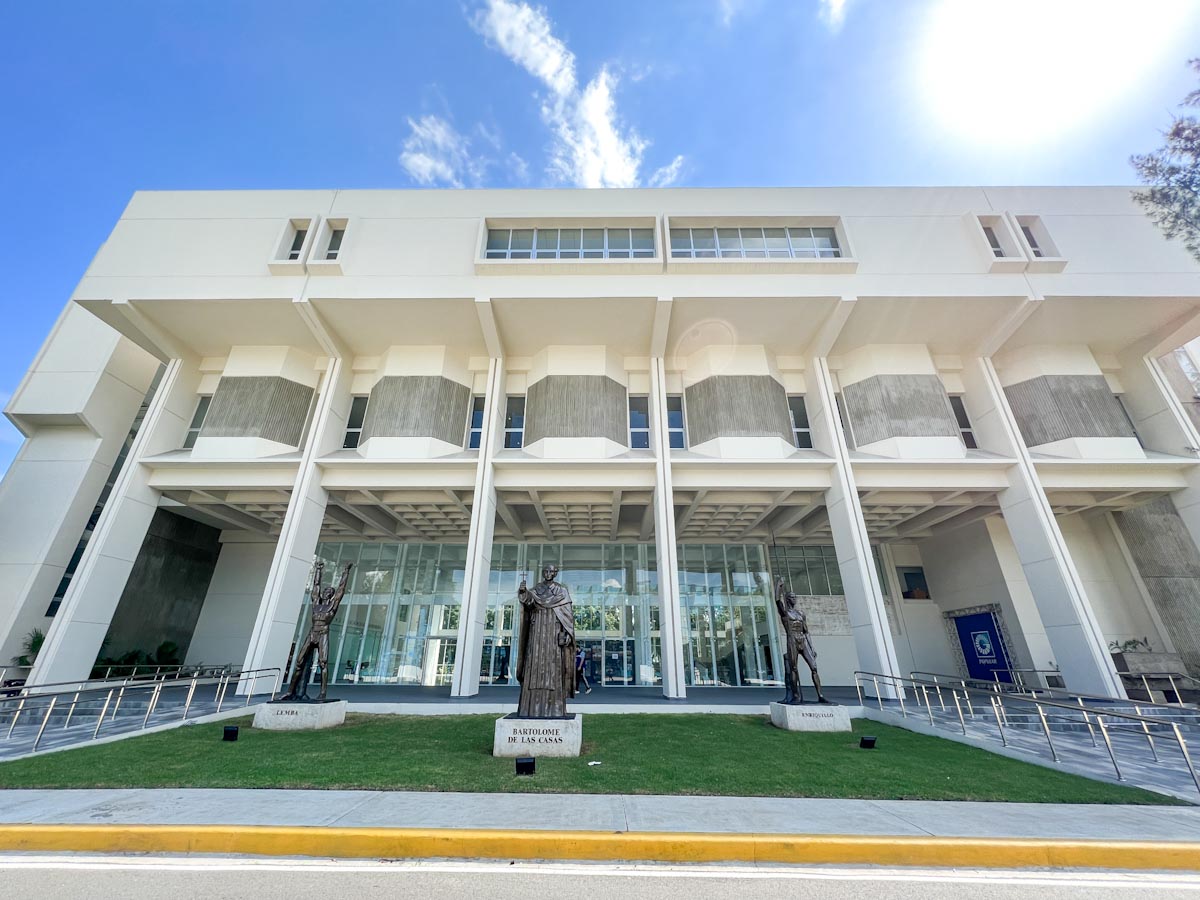 The white facade of Museo del Hombre Dominicano with three statues at the front.