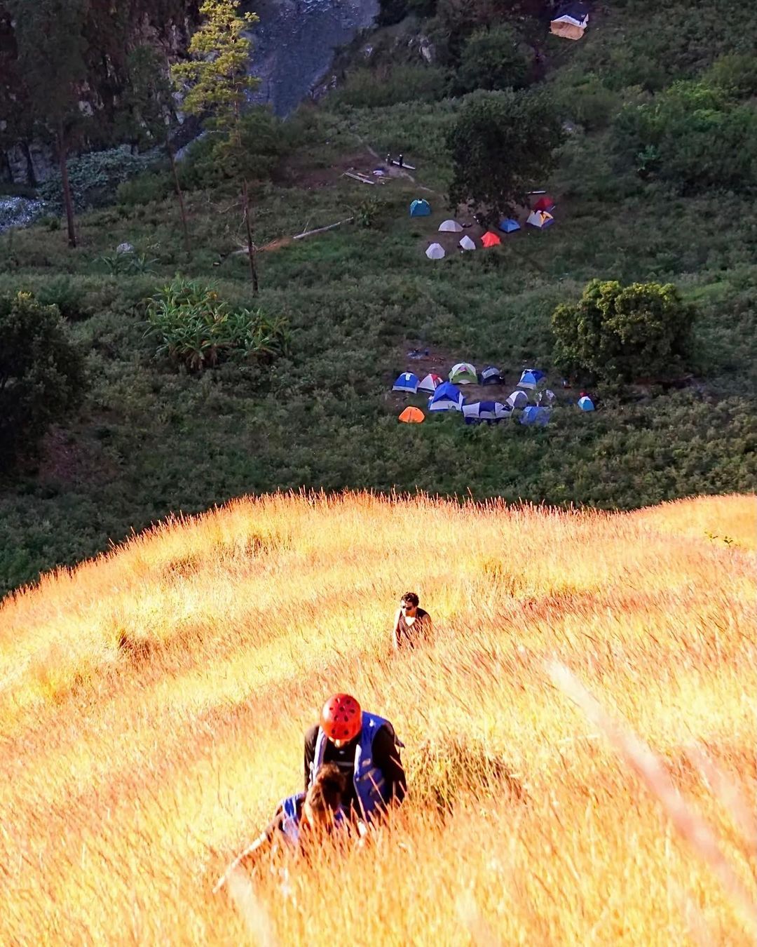 Hikers hiking and camping tents at Cañón de Río Blanco.
