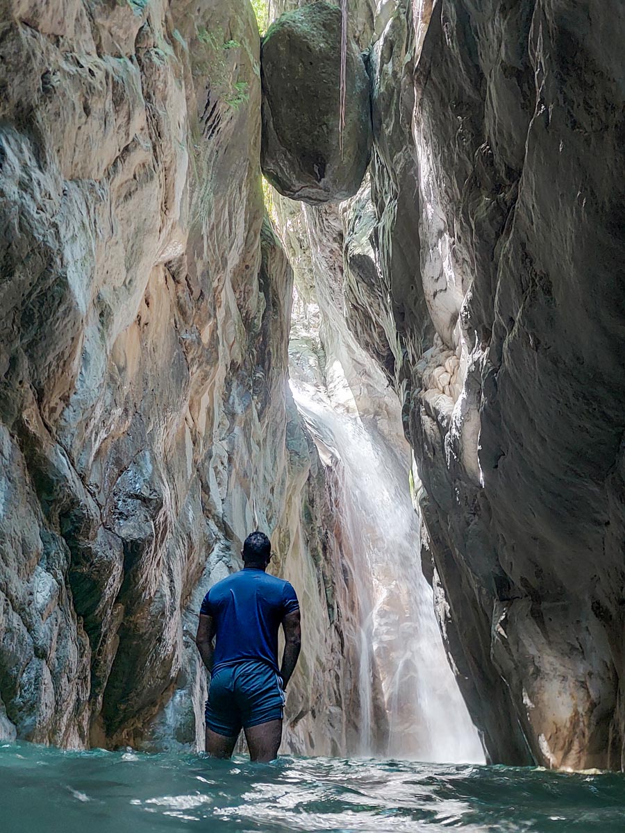 A man admiring the waterfall and rocks at El Tabernáculo.