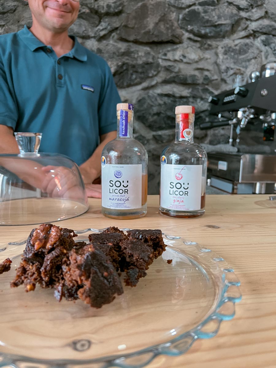 Bolo de mel cake on a clear plate