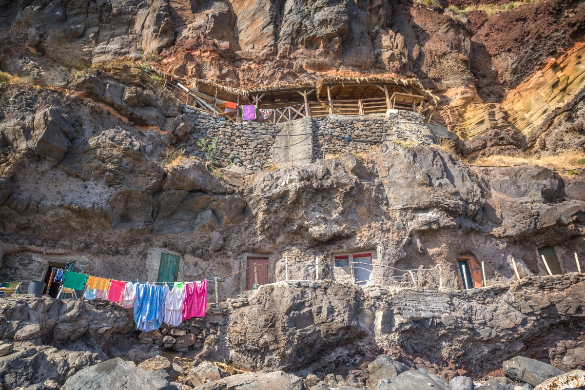 The Calhau da Lapa Cave houses with clothes hanging outside