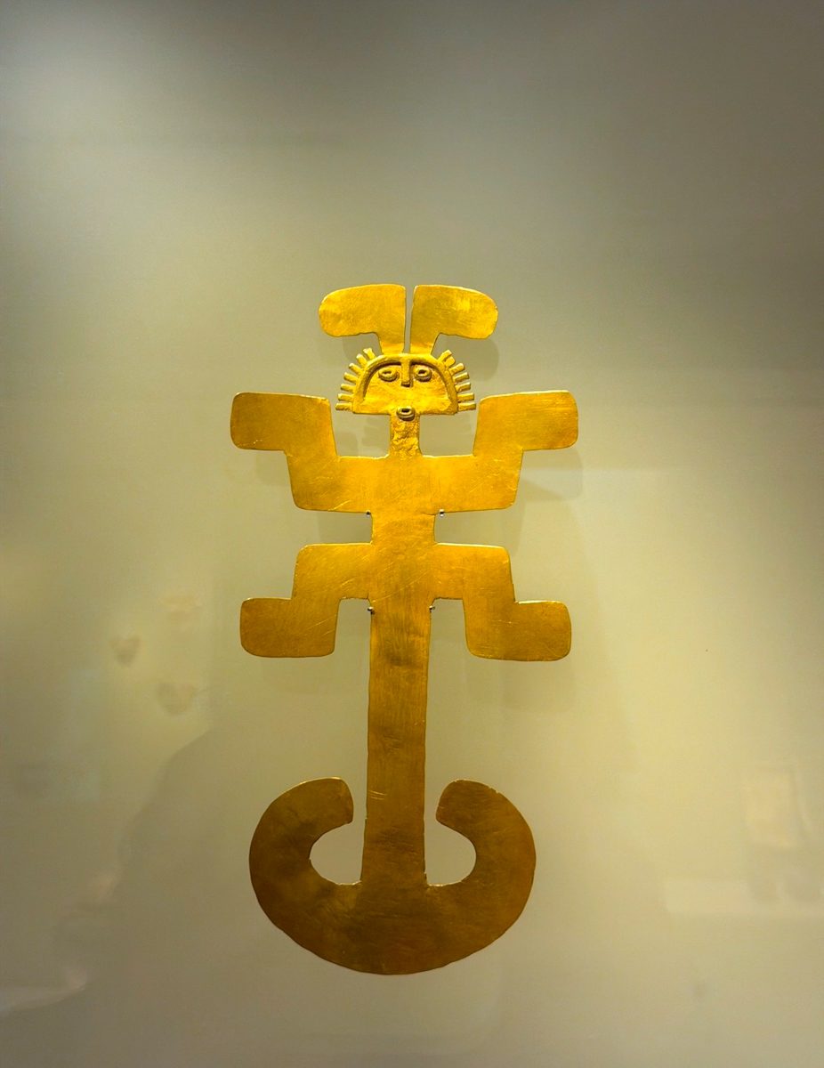 A pre-hispanic art display made of gold inside a museum in Bogota.